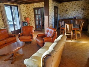 TV, fireplace, books - Saint Privat: GRANDE VILLA PISCINE SUD ARDECHE (Saint-Privat)