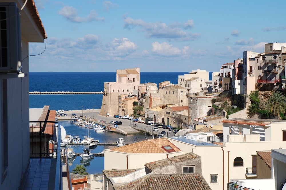 house in the historical center with sea views and a beautiful terrace