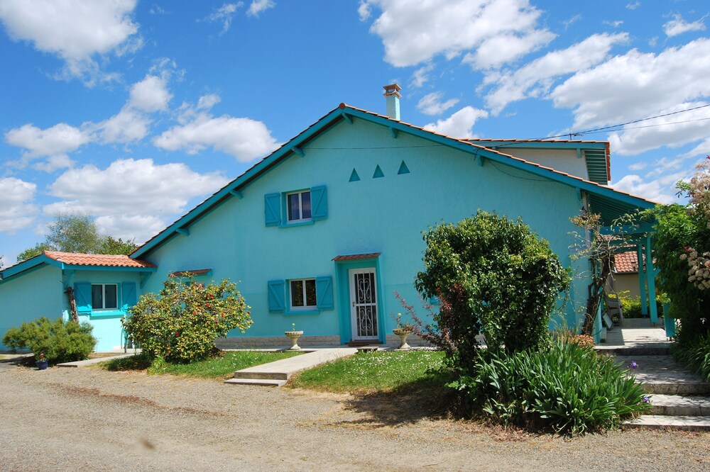 2 Room Appartement surrounded by extensive garden with pool