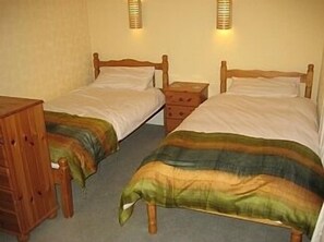 2 عدّة غرف نوم ومكواة/لوح كي وسرير سفر وواي فاي