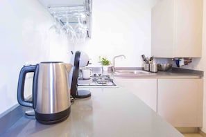 Fridge, oven, stovetop, coffee/tea maker