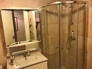 Dusche, Haartrockner, Handtücher, Toilettenpapier