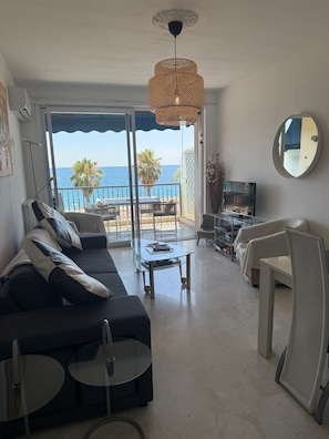 TV, lettore DVD, impianto stereo, monitor per computer