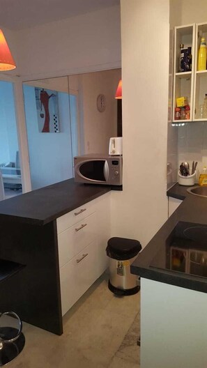 Frigorifero, microonde, forno, lavastoviglie