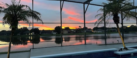 Una piscina al aire libre, una piscina climatizada