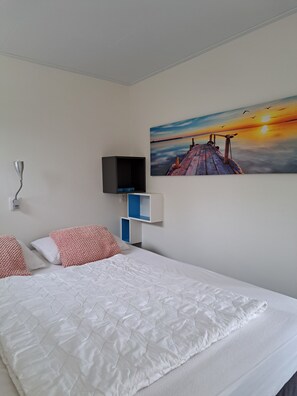 3 habitaciones, tabla de planchar con plancha y cuna de viaje