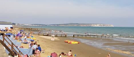 Plage à proximité, chaises longues, serviettes de plage