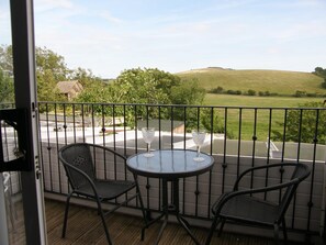 Property grounds - Lovely Bright Garden Apartment With WiFi & Spa overlooking RSPB reserve. Brading (Brading Isle of Wight)