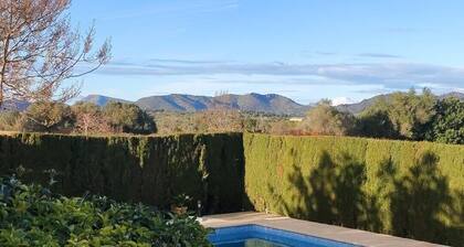 Domaine rural avec piscine, grand jardin et vue mer.