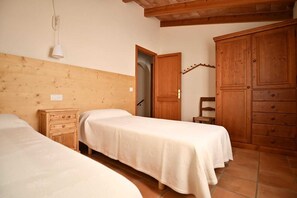 4 habitaciones, tabla de planchar con plancha y cuna de viaje 