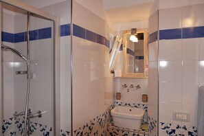 Combinazione doccia/vasca, asciugacapelli, bidet, asciugamani