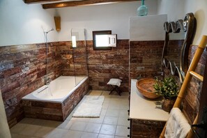 Combined shower/tub, hair dryer, bidet, towels - 2.450€/wk* - country villa with resort style private pool, near Santa Gertrudis (ibiza)