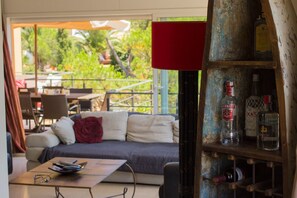 Una Smart TV, una chimenea, un reproductor de DVD, libros