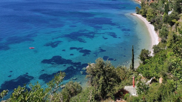 A coastal landscape with clear blue waters, a sandy beach, and lush greenery. - Alonissos/Alonnisos - Idyllic Villa with private beach & jacuzzi,  amazing views (Alonissos)