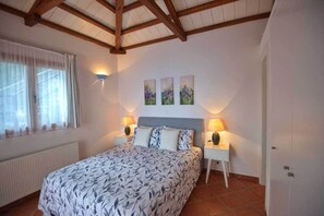 2 chambres, coffres-forts dans les chambres, fer et planche à repasser