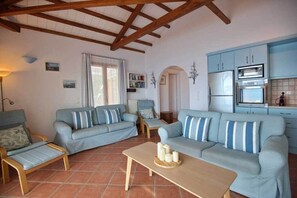 Télévision, lecteur de DVD, livres, chaîne hi-fi