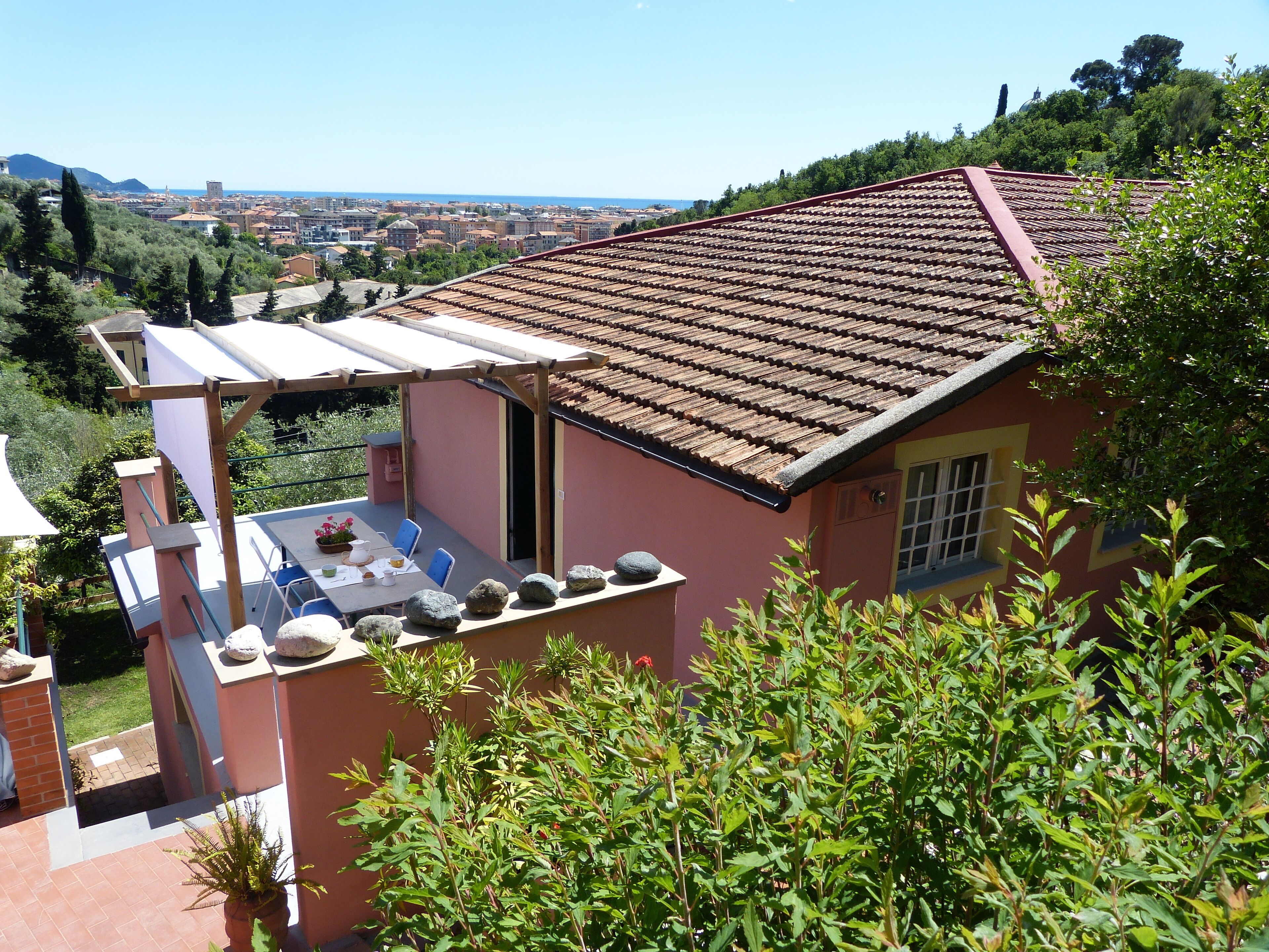 is a small apartment recently restored. Ideal for a couple.