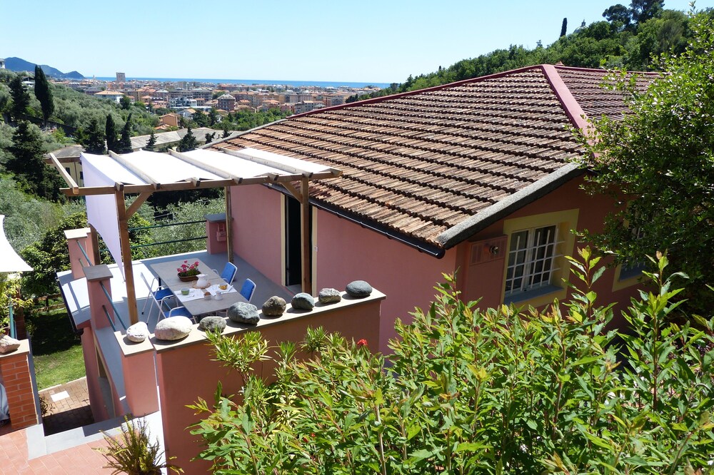 is a small apartment recently restored. Ideal for a couple.