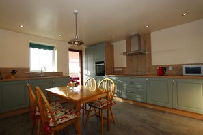 Fridge, microwave, oven, stovetop - Taigh An Clachair - Holiday home - Lybster, Caithness (LYBSTER)