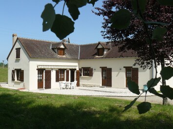 Vue du jardin : façade et terrasse Sud - Ouest