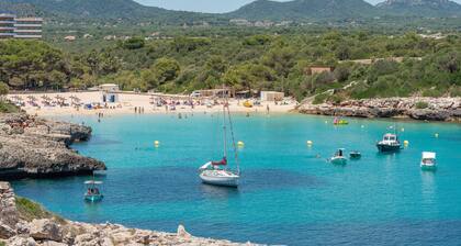 House Suit in Porto Colom with pool, AC and Wifi