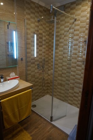 Bathtub, jetted tub, hair dryer, bidet