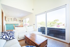 Smart-TV, Kamin, Stereoanlage