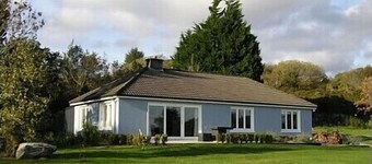 Keenly priced 4**** cottage. Great views over Kenmare Bay to Caha Mts. Free WiFi