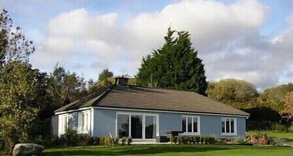 Keenly priced 4**** cottage. Great views over Kenmare Bay to Caha Mts. Free WiFi