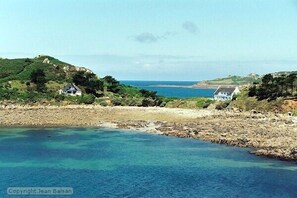 Beach nearby - Exceptional site, feet in the water, on a wild island - all seasons (Trébeurden)