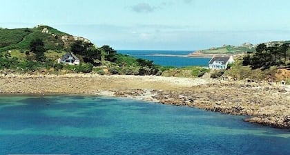 Exceptional site, feet in the water, on a wild island - all seasons