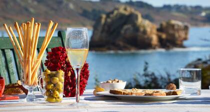 Exceptional site, feet in the water, on a wild island - all seasons