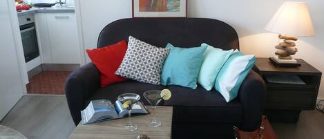 Una televisión, un reproductor de DVD, libros, una biblioteca de música