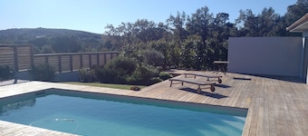 Moderne villa met verwarmd zwembad.