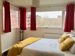 3 bedrooms, desk, iron/ironing board, internet