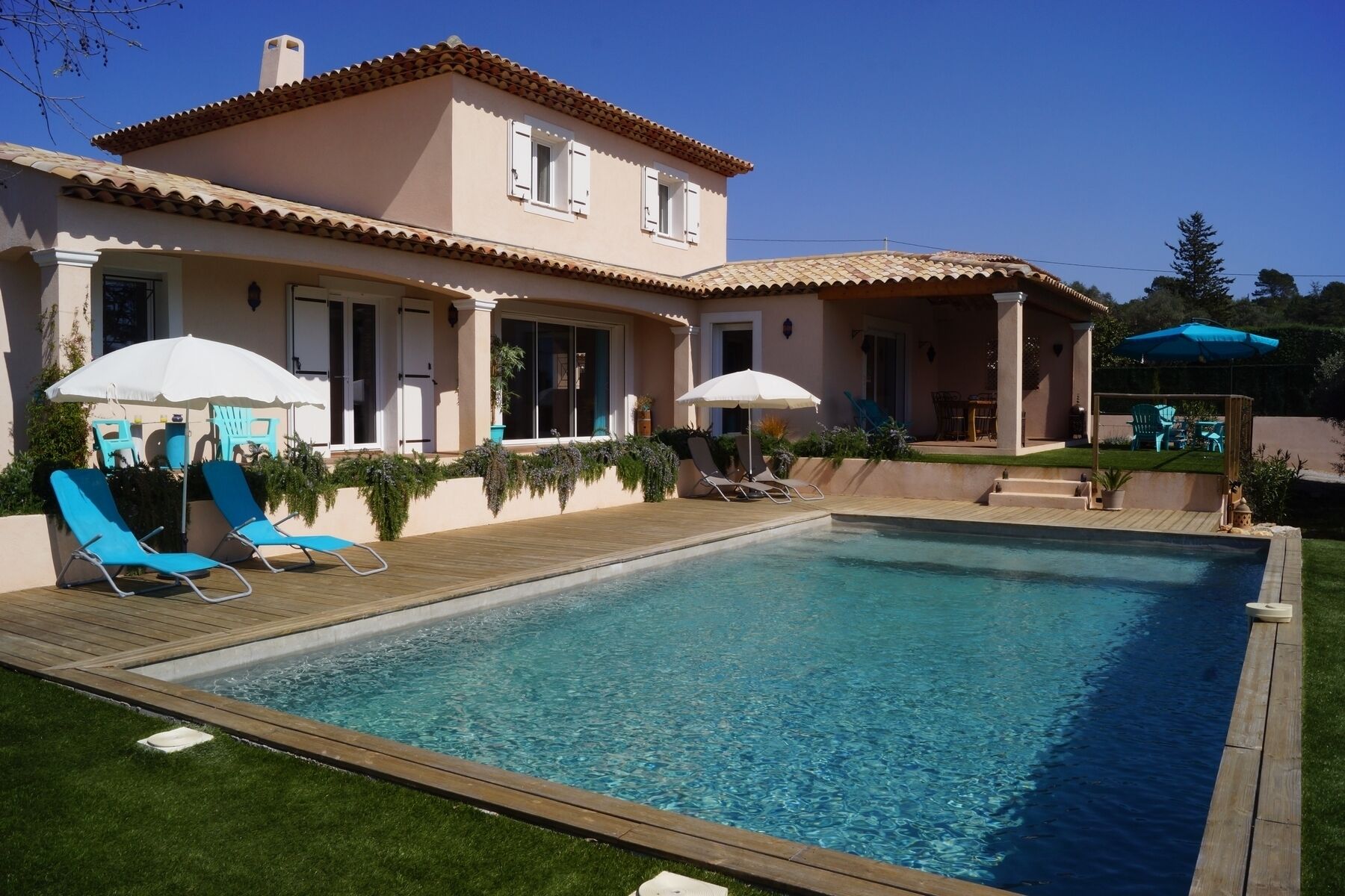 Air-conditioned Provencal villa, village center on foot, salt swimming pool.