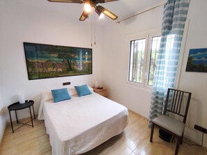 3 slaapkamers, een strijkplank/strijkijzer, internet