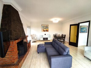 Tv, eldstad och ett bordtennisbord