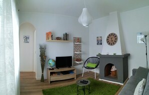 Smart TV, chimenea y libros