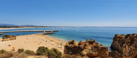Una spiaggia nelle vicinanze