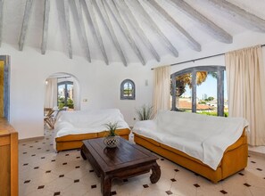 3 makuuhuonetta, silitysrauta/-lauta, ilmainen Wi-Fi, vuodevaatteet