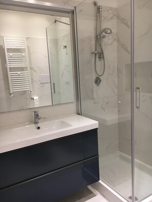 Shower, free toiletries, hair dryer, bidet