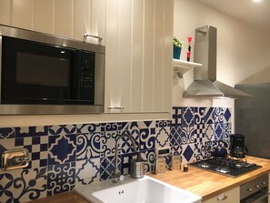 冷蔵庫、電子レンジ、オーブン、コンロ