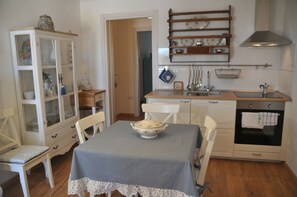 Frigorifero, forno, piano cottura, pentole/stoviglie/utensili