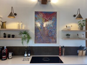 Réfrigérateur, micro-ondes, four, plaque de cuisson