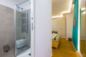 Shower, rainfall showerhead, hair dryer, bidet - Luxury apartment in Sorrento center, Wi-Fi, AC, breakfast, garage (Sorrento)