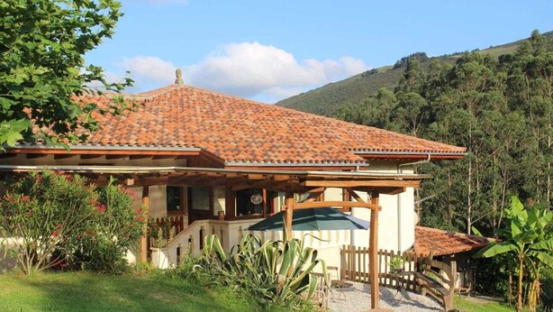 A house with a tiled roof, a porch, and a small garden. - San Cipriano, Lovely Cottage with Nice Views in Beautiful Surroundings. (Cartes)