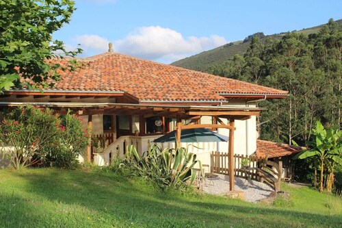 San Cipriano, Precioso chalet con bonitas vistas en un bello entorno.