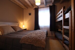 2 bedrooms, in-room safe, iron/ironing board, travel crib - "Chalet Changalan" T4 Large apartment with sheets included for 6/8 people. (Vars)