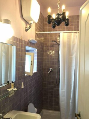 Secador de pelo, toallas